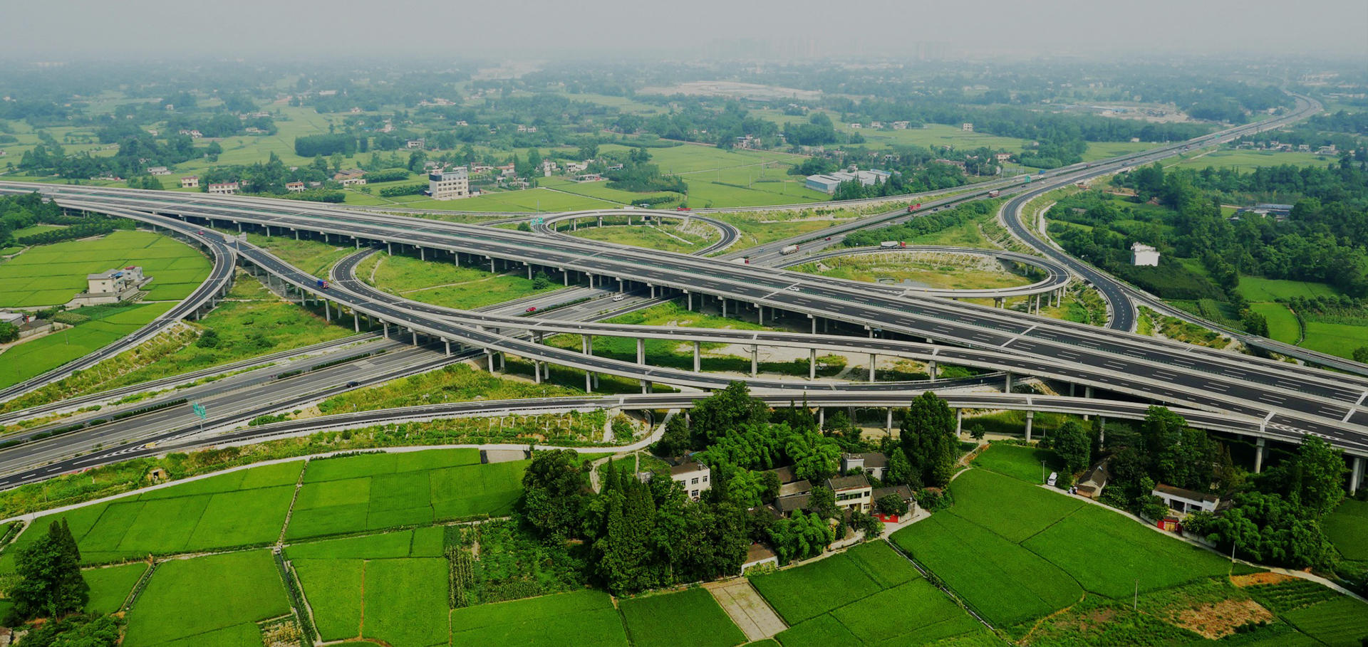 以百年基業(yè)為夢(mèng)，以群策之力鑄帆，建一項(xiàng)工程，豎一座豐碑